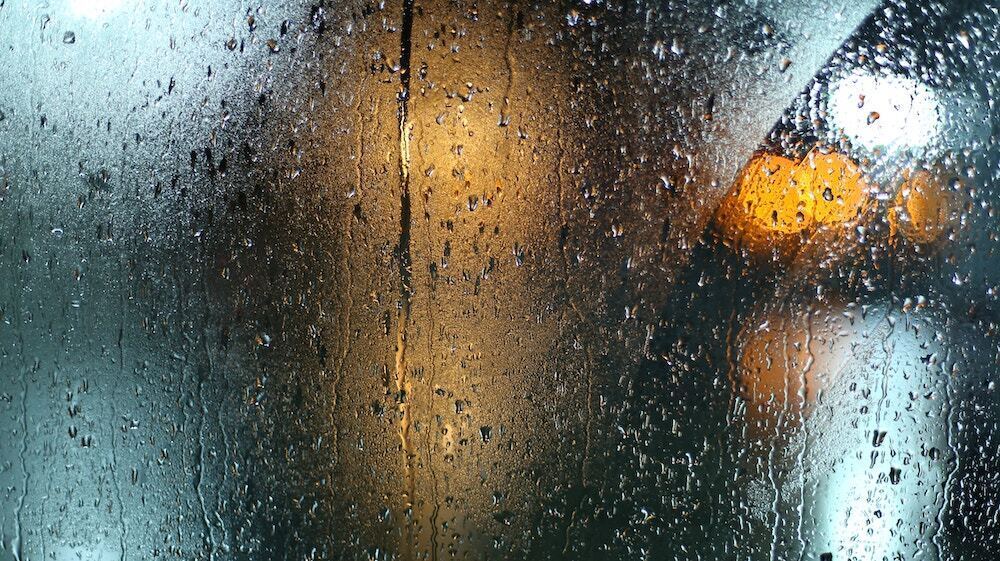 雨　雫　窓