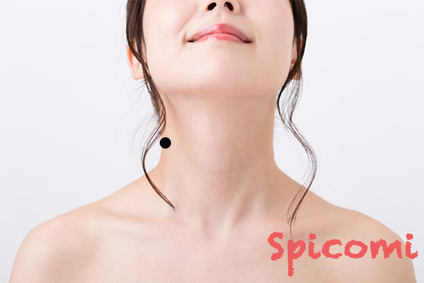 首の右側の側面にあるほくろ