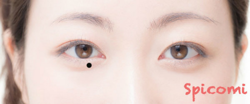 ［ほくろ占い］右目の下に泣きぼくろがある