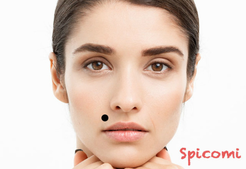 鼻の下で右の法令線近くのほくろ