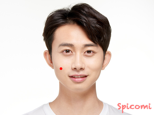 男性の頬のほくろ