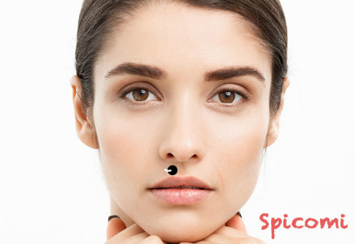 鼻の下のほくろに白毫が生えている