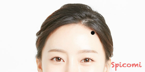 第三者から見て額の右側の生え際のほくろ