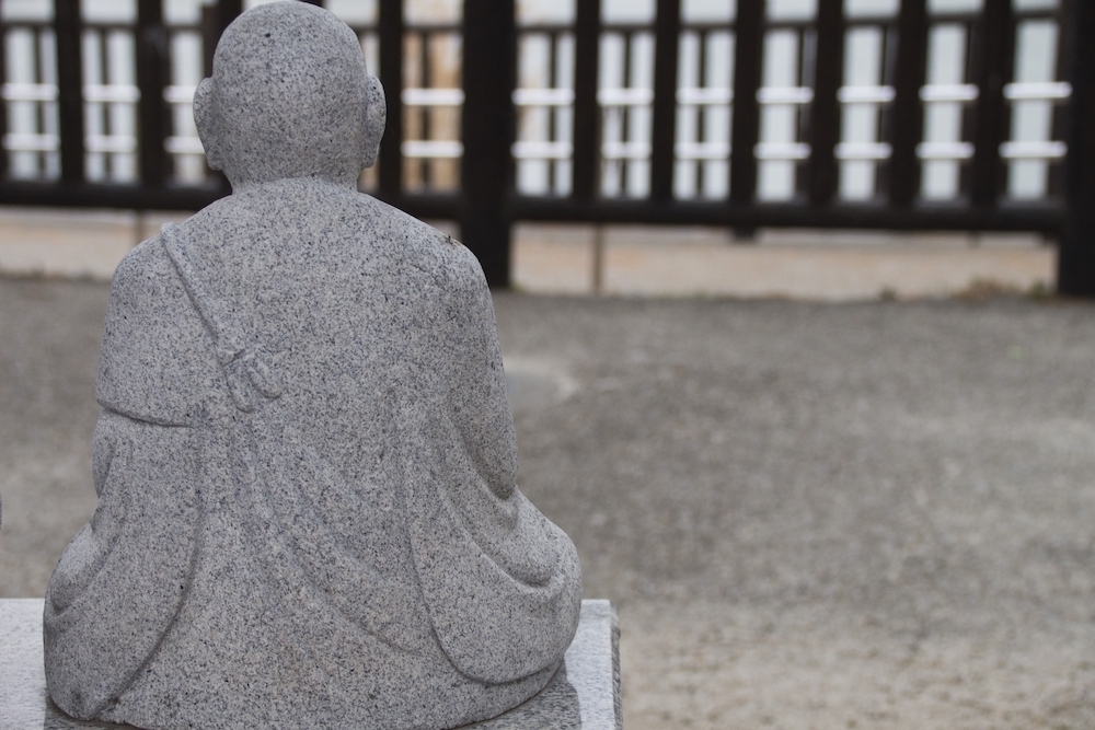 お坊さんの後ろ姿の画像