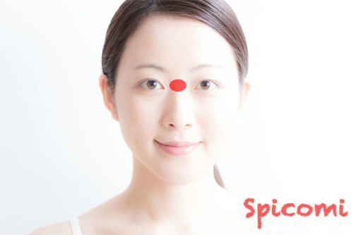 鼻の山根にあるほくろ