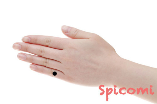 小指の手の甲のほくろ