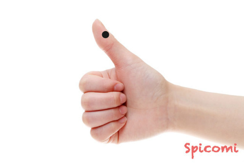 右手親指の第一関節（手の平側と手の甲側を含む）にあるほくろ