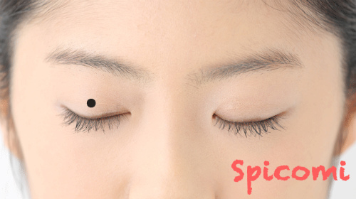 一重のまぶたのほくろの意味と運勢