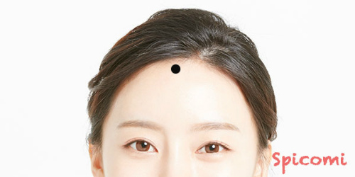 眉間の上方で生え際近く(天中)のほくろ