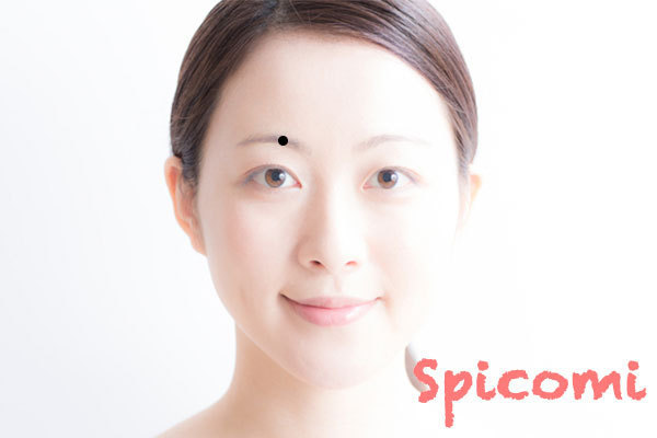 神様ほくろの意味とは?位置は眉毛の中?