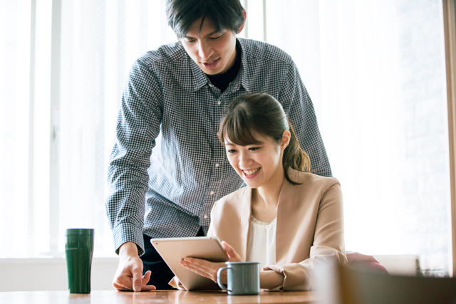 職場の年下男性の好意サイン12個