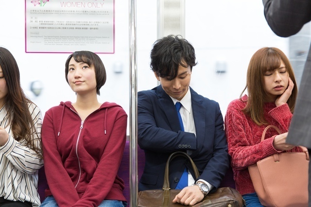 電車で変な人の特徴
