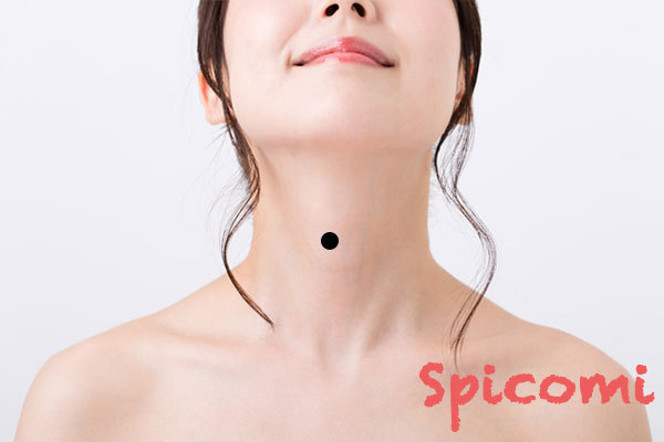 のど仏の中心から少し外れた箇所のほくろ