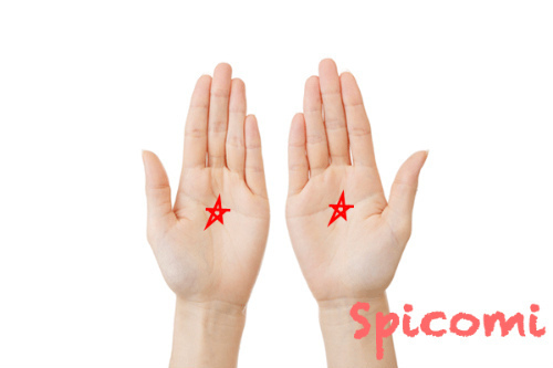 両手に五芒星がある