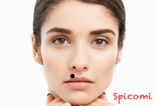 鼻の下右側下部のほくろ