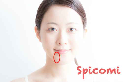 顎の右側のほくろの意味と運勢