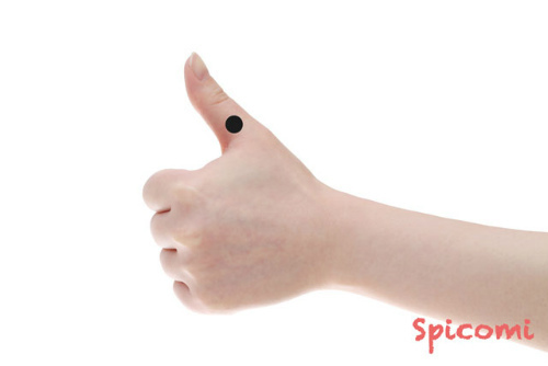 左手親指の第二関節（手の平側と手の甲側を含む）のほくろ