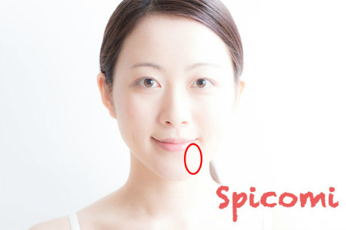 顎の左側のほくろの意味と運勢