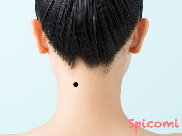 うなじの左側にほくろがある