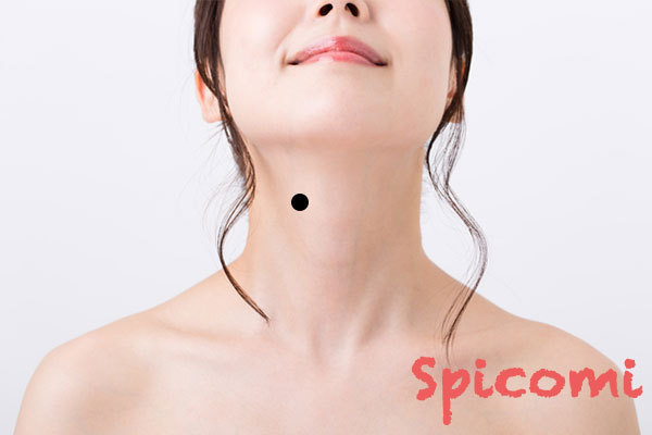 のど仏の右寄り上方にあるほくろ