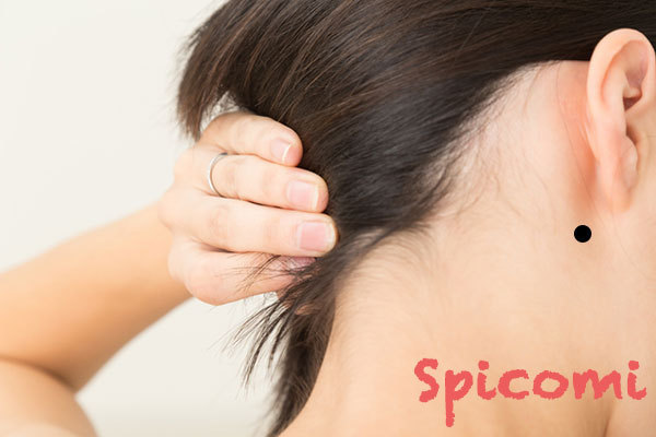 首の側面で耳たぶに隠れる辺りにあるほくろ