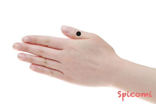 左手親指の手の甲側のほくろ