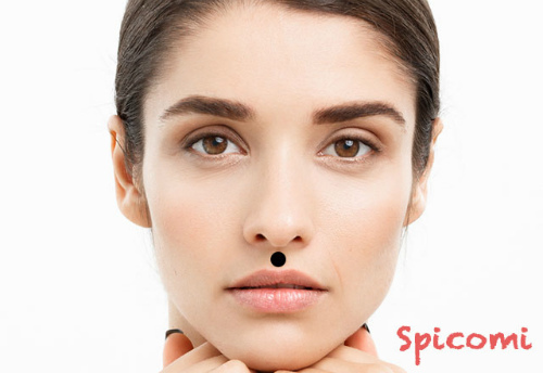 鼻の下中央の人中にあるほくろ