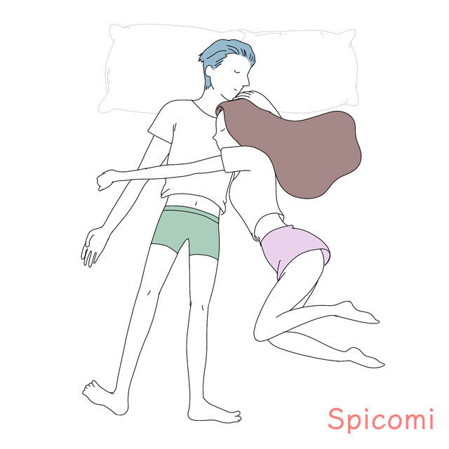 男性の胸の上に女性が頭を乗せて寝る［カップル寝方寝相診断］