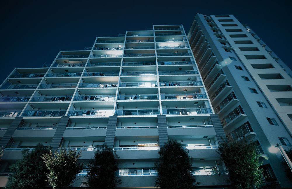 マンション　夜