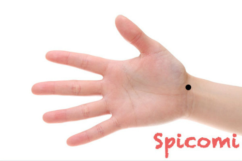 ⑧地丘外側寄り下にあるほくろの意味と運勢