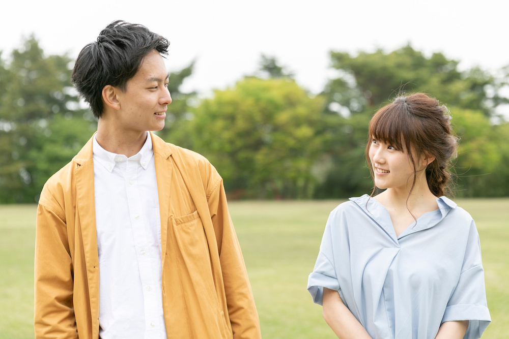 男女が見つめ合っている画像