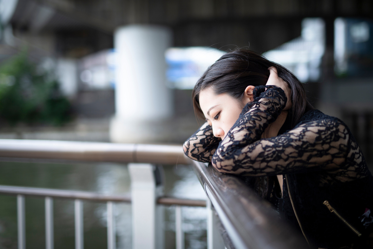 落ち込む　女性