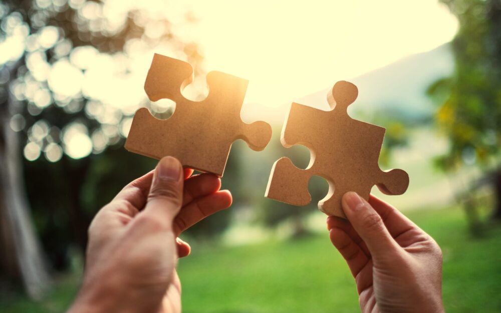 パズルのピースを持つ手