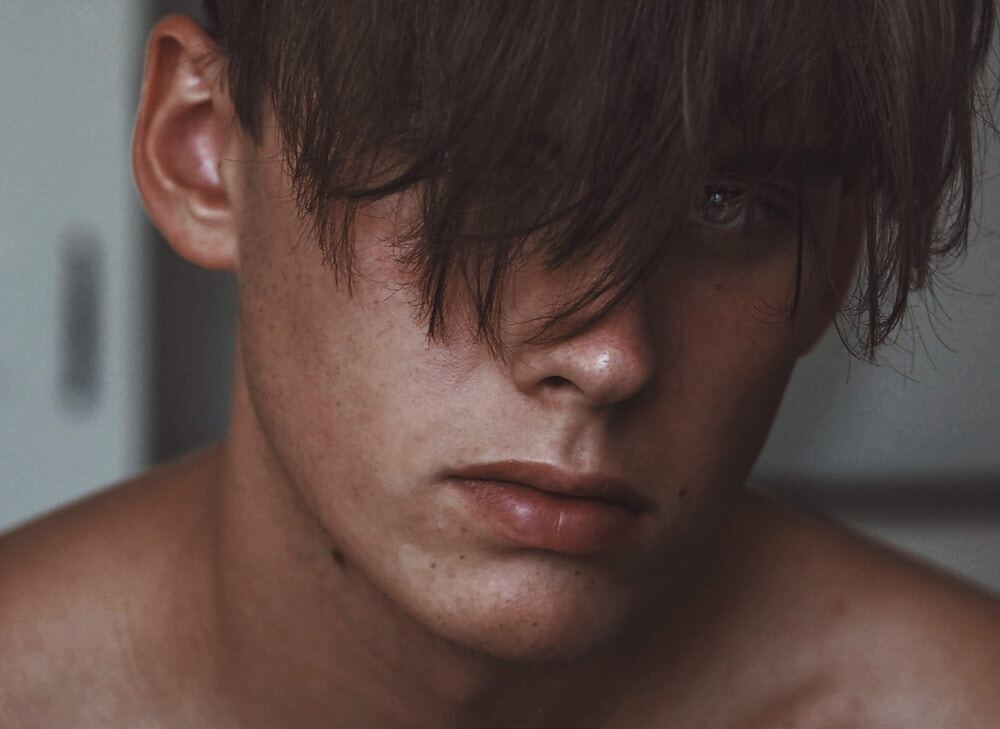 男性 イケメン 前髪が長い