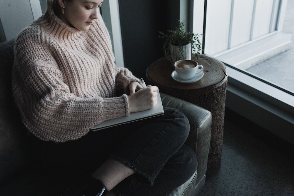 勉強する女性