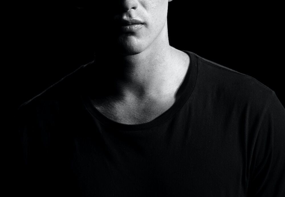 モノクロの男性の画像