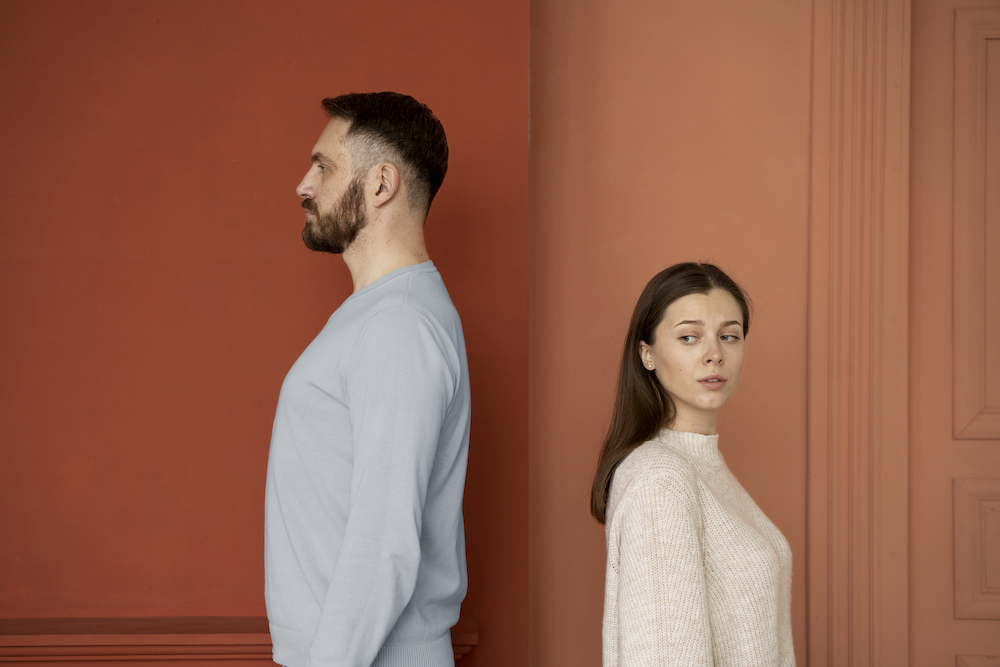 喧嘩しているカップルの画像