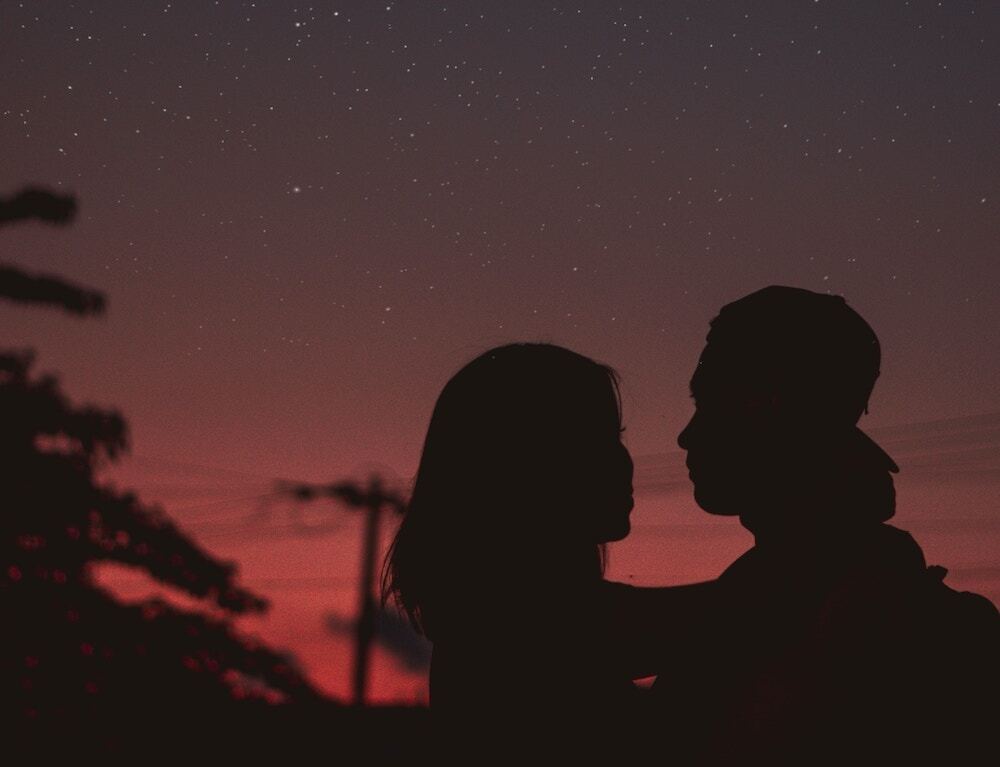 夕日　星空　二人　男女