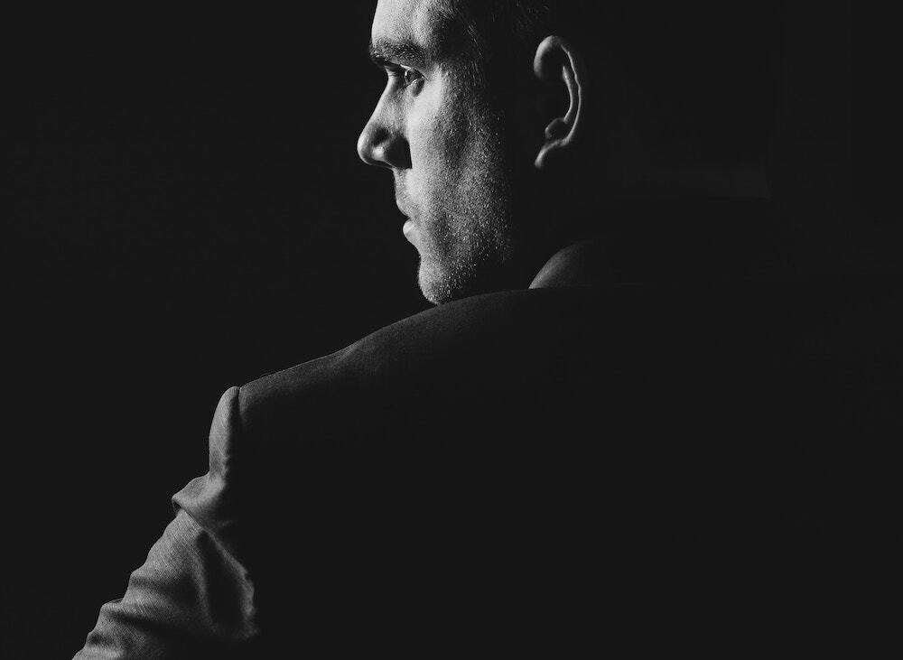 男性の背中　モノクロ