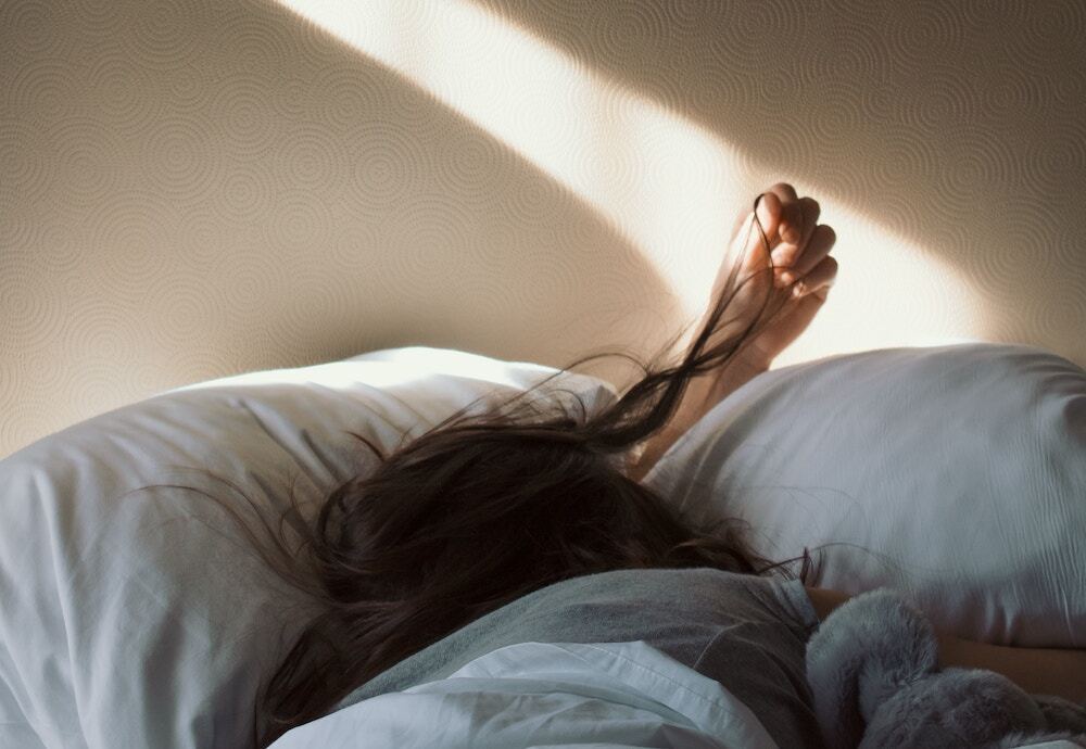 白い布　足　日差し