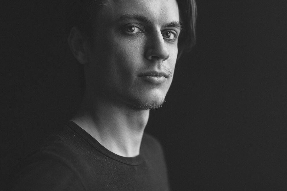 男性　モノクロ