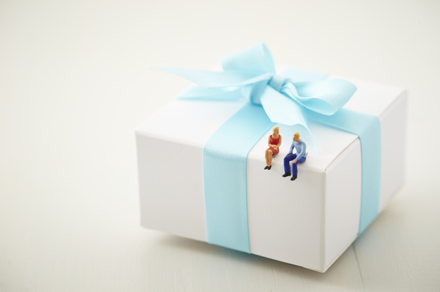 ギフトボックスに座るカップルの画像
