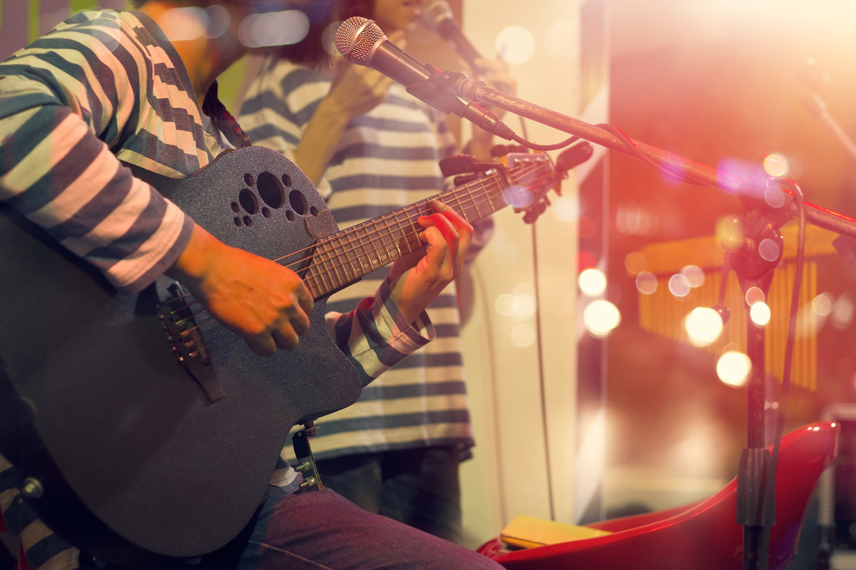 ギター　歌手