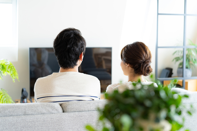 カップルの後ろ姿