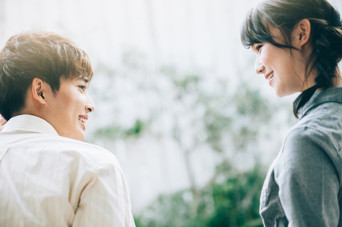 談笑するカップルの画像