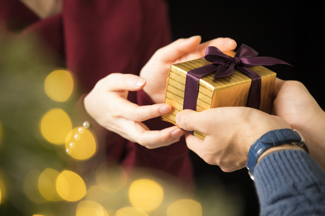 プレゼントを渡す画像
