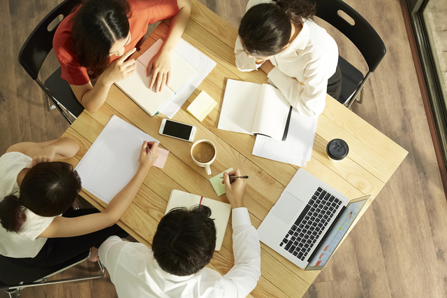 仕事をしている人の画像