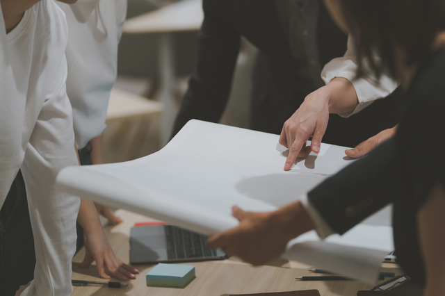 仕事している人の画像