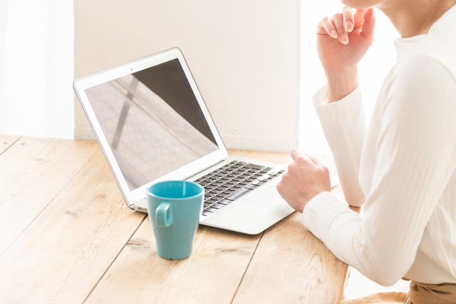 仕事をしている女性の画像