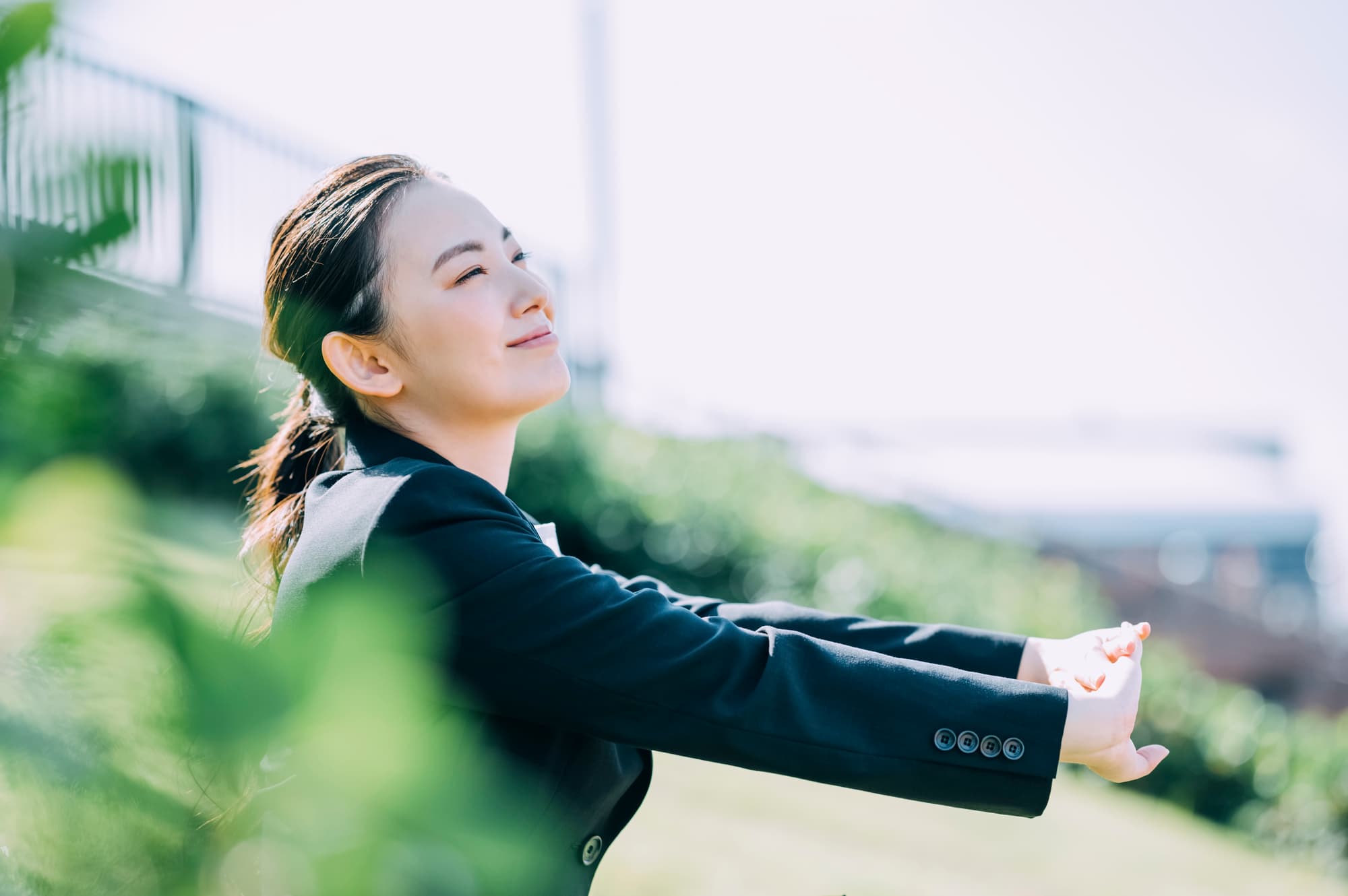 明るい表情の女性